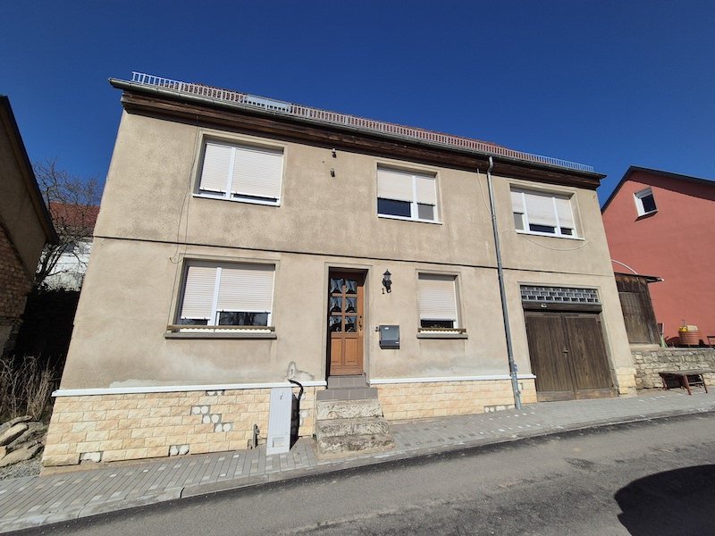 Großes Einfamilienhaus zwischen Weimar und Erfurt, auch für Mehrgenerationen geeignet. Evt. zusätzlicher Garten im Ort.